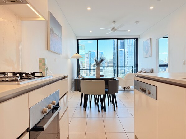 Jääkaappi, mikroaaltouuni, uuni, liesi