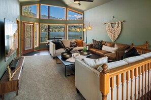 Smart TV, fireplace - Stunning Waterfront Home in Hope, Idaho! (Hope)
