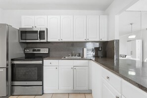 Appartamento, vista baia | Cucina privata