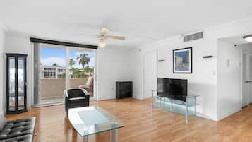 Huoneisto, näköala lahdelle | Olohuone | Taulutelevisio