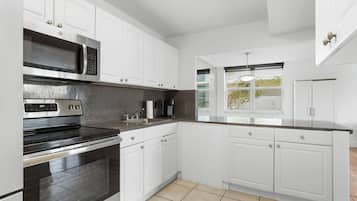 Huoneisto, näköala lahdelle | Yksityinen keittiö