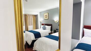 Kamar Twin Standar, 2 Tempat Tidur Double | Meja kerja, ruang kerja ramah laptop, dan setrika/meja setrika