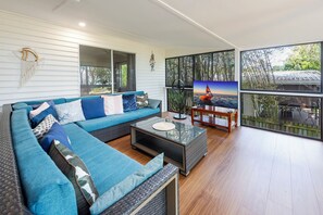 TV - Pet friendly beachfront home in Hervey Bay. Sleeps 8. Pets are allowed inside (Toogoom)
