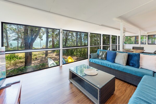 TV - Pet friendly beachfront home in Hervey Bay. Sleeps 8. Pets are allowed inside (Toogoom)