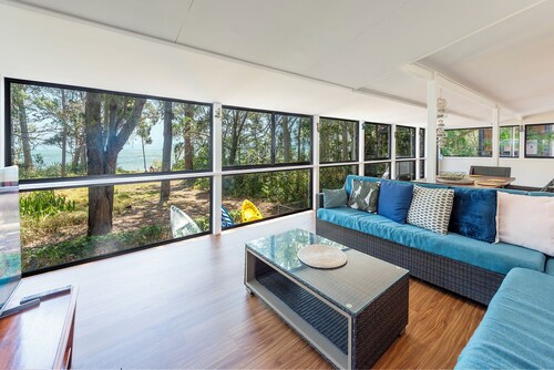 Pet friendly beachfront home in Hervey Bay. Sleeps 8. Pets are allowed inside