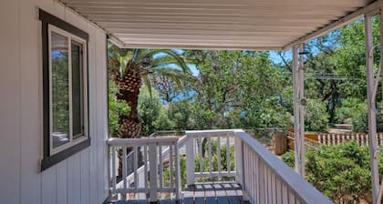 Charming Lake View house with WiFi, AC in tranquil Clearlake Oaks