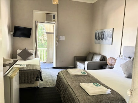 Twin Room. Grand Hotel Mt Morgan