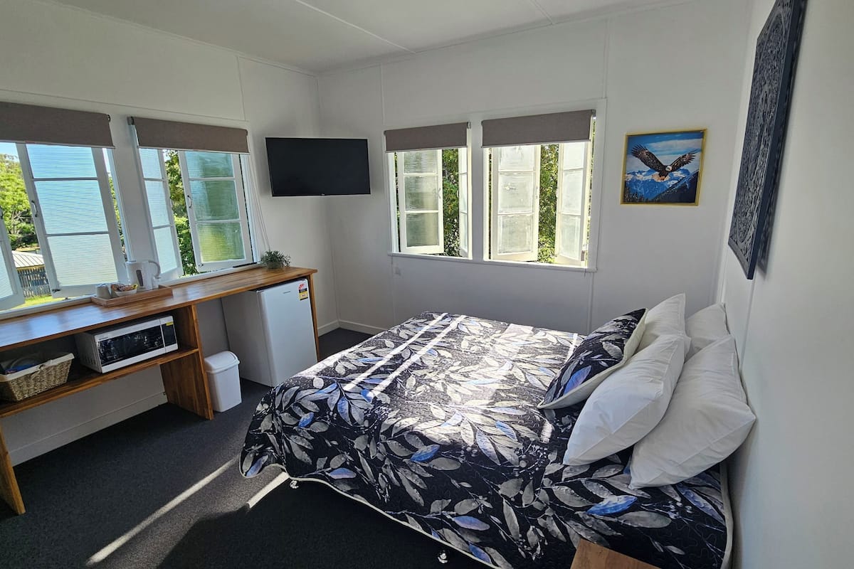 Habitació bàsica, 1 llit doble, bany compartit, edifici annex | 1 dormitori, wifi gratuïta i roba de llit