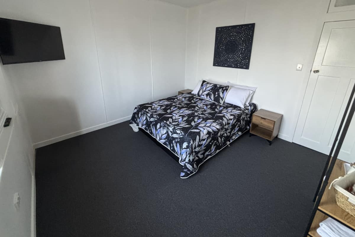 Basic Room, 1 Double Bed, Shared Bathroom, Annex Building | 1 bedroom, free WiFi, bed sheets