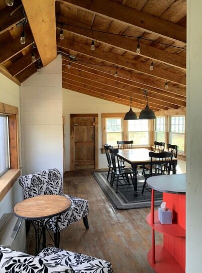 Historic 2-bedroom cottage surrounded by Roque Bluffs State Park-steps to beach