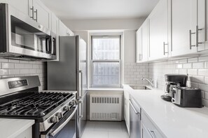 Fridge, microwave, oven, dishwasher - Blueground | Midtown East, AC, nr UN HQ (New York)