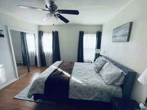 2 多间卧室、办公桌、熨斗/熨衣板、旅行婴儿床