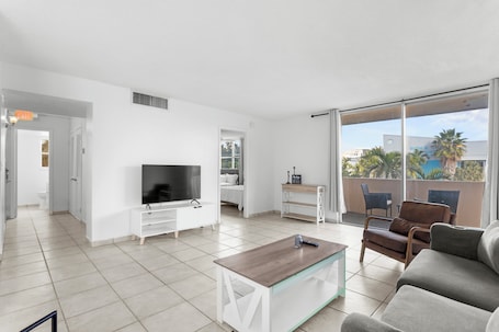 Apartment, Balcony | Living room | Flat-screen TV