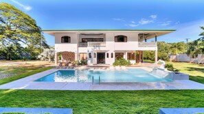 Outdoor pool - Samanea House Deluxe (Limón Province)