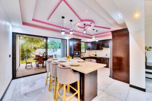 Dining - Samanea House Deluxe (Limón Province)