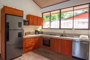 Refrigerador, microondas, lavavajillas y cafetera y tetera 