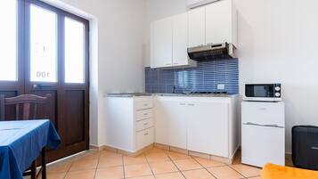 Microondas y comedor