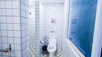 Shower, hair dryer, bidet, towels