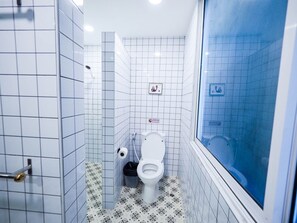 Shower, hair dryer, bidet, towels