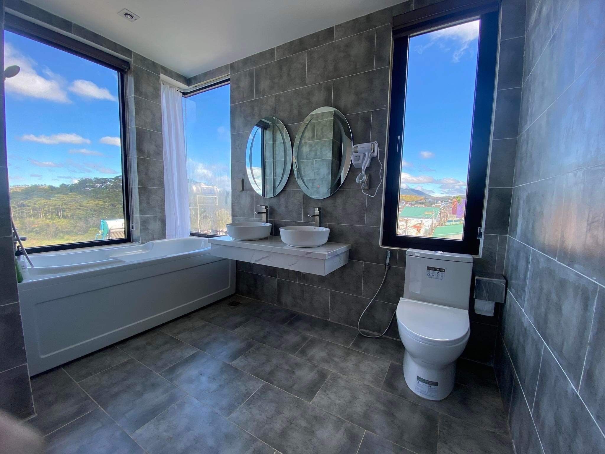 Shower, hair dryer, bidet, towels