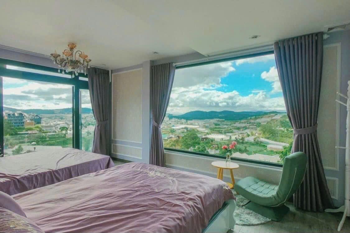 6 bedrooms, desk, iron/ironing board, travel cot