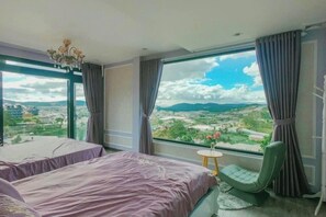 6 soverom, skrivebord, strykejern/-brett og reiseseng for barn