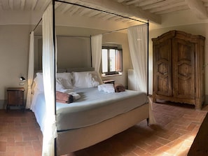 8 bedrooms, iron/ironing board, travel cot, free WiFi