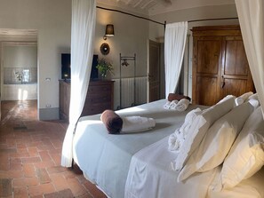8 bedrooms, iron/ironing board, travel cot, free WiFi