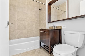 Ein Badezimmer mit einer Badewanne, einer Toilette und einer Duschkabine.