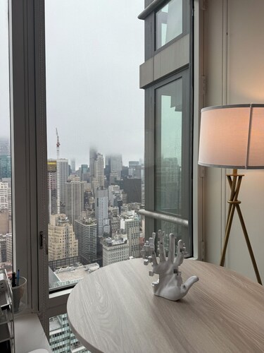 Luxury High Rise Apt - Unbeatable skyline view