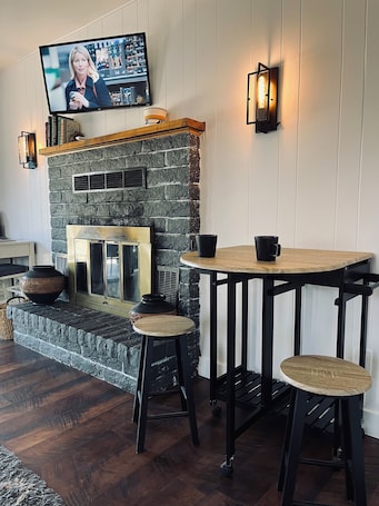 Interior. Cozy cottage studio in adorable Lake Montezuma with WiFi, AC, indoor fireplace
