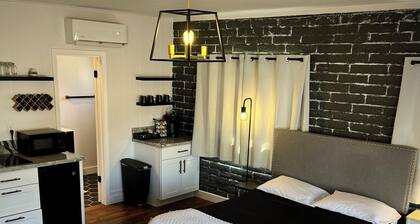 Cozy cottage studio in adorable Lake Montezuma with WiFi, AC, indoor fireplace