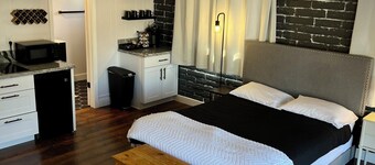 Cozy cottage studio in adorable Lake Montezuma with WiFi, AC, indoor fireplace