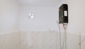 Deluxe Cottage, Mountain View | Bathroom | Free toiletries, towels, soap, shampoo - Dieng Khatulistiwa By Travelink (Dieng Kulon)