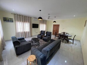 Smart TV -  PHILLIPA'S PLACE with , AC in phenomenal Accra. ESCAPE.RELAX.REPEAT (ACCRA)