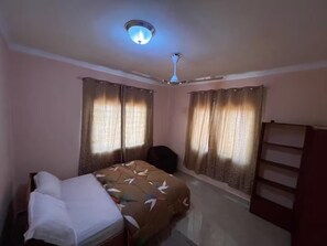 3 habitaciones, escritorio, tabla de planchar con plancha y wifi 