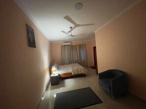 3 bedrooms, desk, iron/ironing board, WiFi -  PHILLIPA'S PLACE with , AC in phenomenal Accra. ESCAPE.RELAX.REPEAT (ACCRA)
