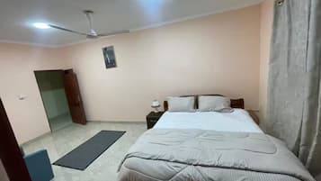 3 kamar tidur, meja kerja, setrika/meja setrika, dan Wi-Fi