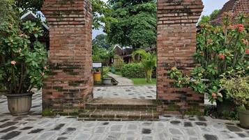 Vista frontal de la propiedad