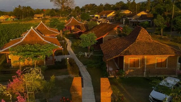 A traditional village with thatched-roof houses, a central pathway, and a parked car. - Balkondes Tuksongo (Borobudur)