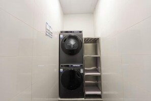 Laundry room - World Smart Hotel (Shanghai University of Finance and Economics Dabaishu Subway Station) (Shanghai)