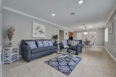 Charming 3-bedroom house with WiFi, AC in fantastic Miami