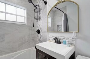 Shower, jetted tub, hair dryer, towels - Charming 3-bedroom house with WiFi, AC in fantastic Miami (Miami)