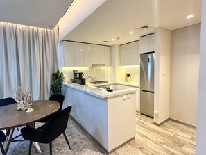 Refrigerador, microondas, horno, placa de cocina
