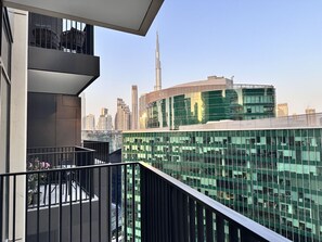 Property grounds - Vserve Modern Oasis Canal & Burj Views (Dubai)
