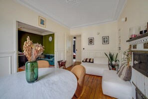 Interior - Paris Best Parisian Lifestyle (Paris)