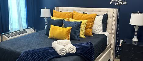 1 habitación, tabla de planchar con plancha y cuna de viaje