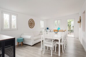 Traditional Cottage, 3 Bedrooms, Non Smoking, Valley View | Dining room