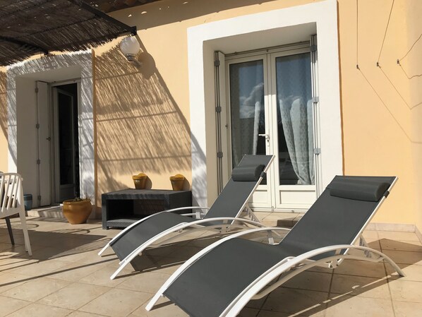 Terrace/patio - Beautiful village house with a swimming pool (Olonzac)