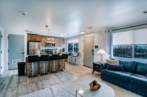 SLC Downtown Relaxing 2Bd 1Ba Strong WiFi